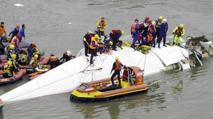 Los equipos de salvamento, durante el rescate.