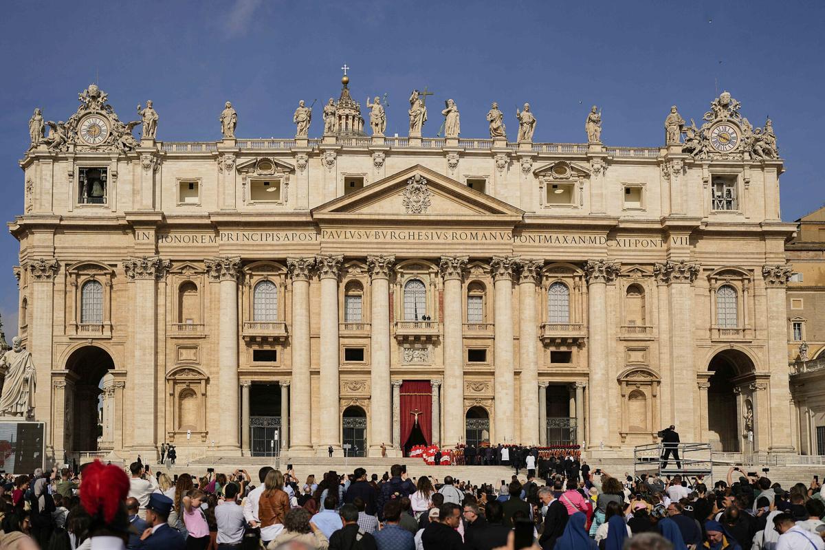 El trasllat del fèretre del papa Francesc a la basílica de Sant Pere, en imatges