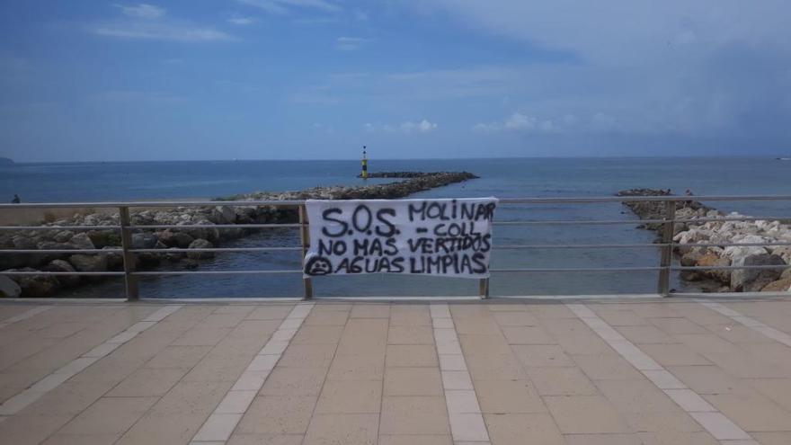 Pancarta en la zona de baño del Molinar