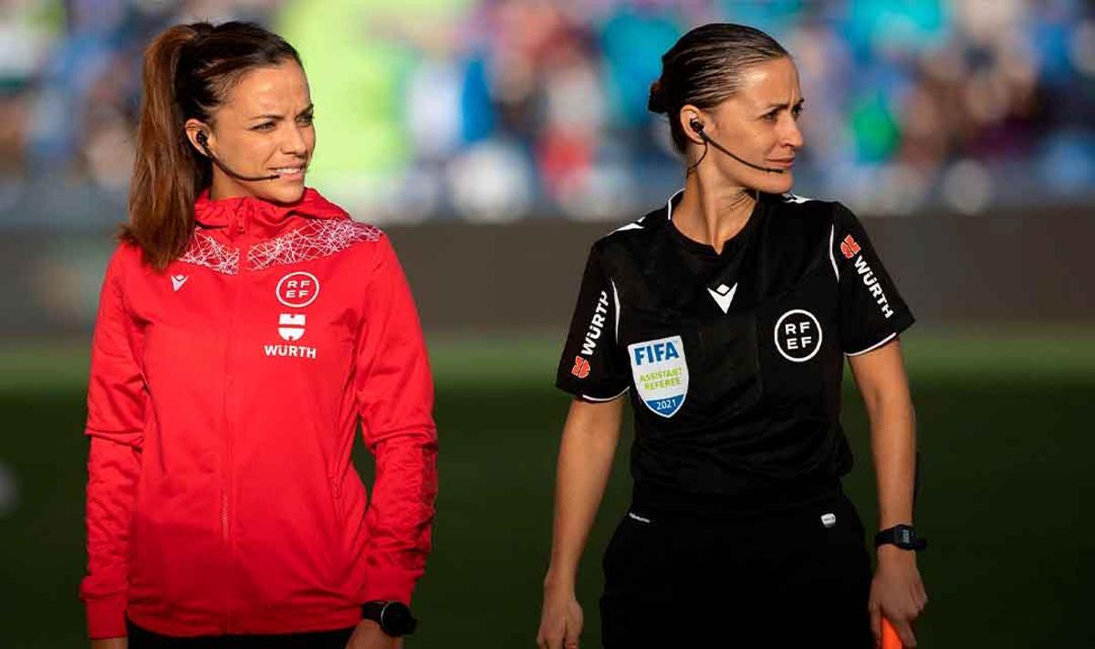 Las árbitras de fútbol femenino se declaran en huelga para regularizar su situación.