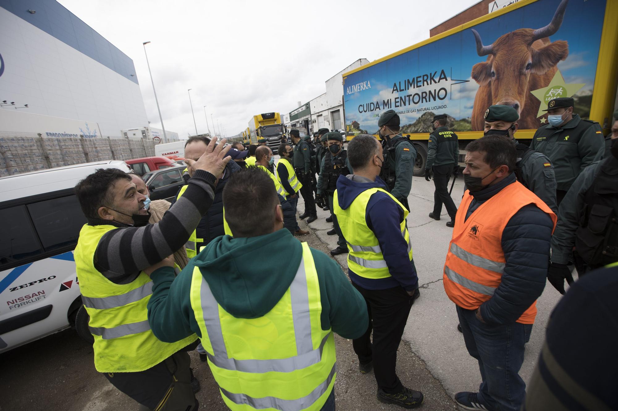 EN IMÁGENES: así está siendo el paro del transporte en Asturias