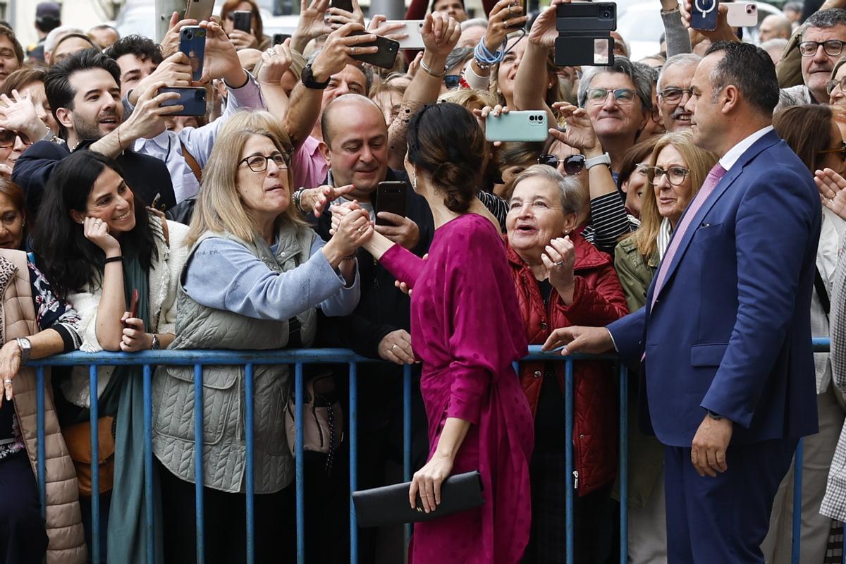 La presidenta de la Comunidad de Madrid, Isabel Díaz Ayuso, saluda a su llegada a la boda del alcalde madrileño, José Luis Martínez-Almeida, con Teresa Urquijo