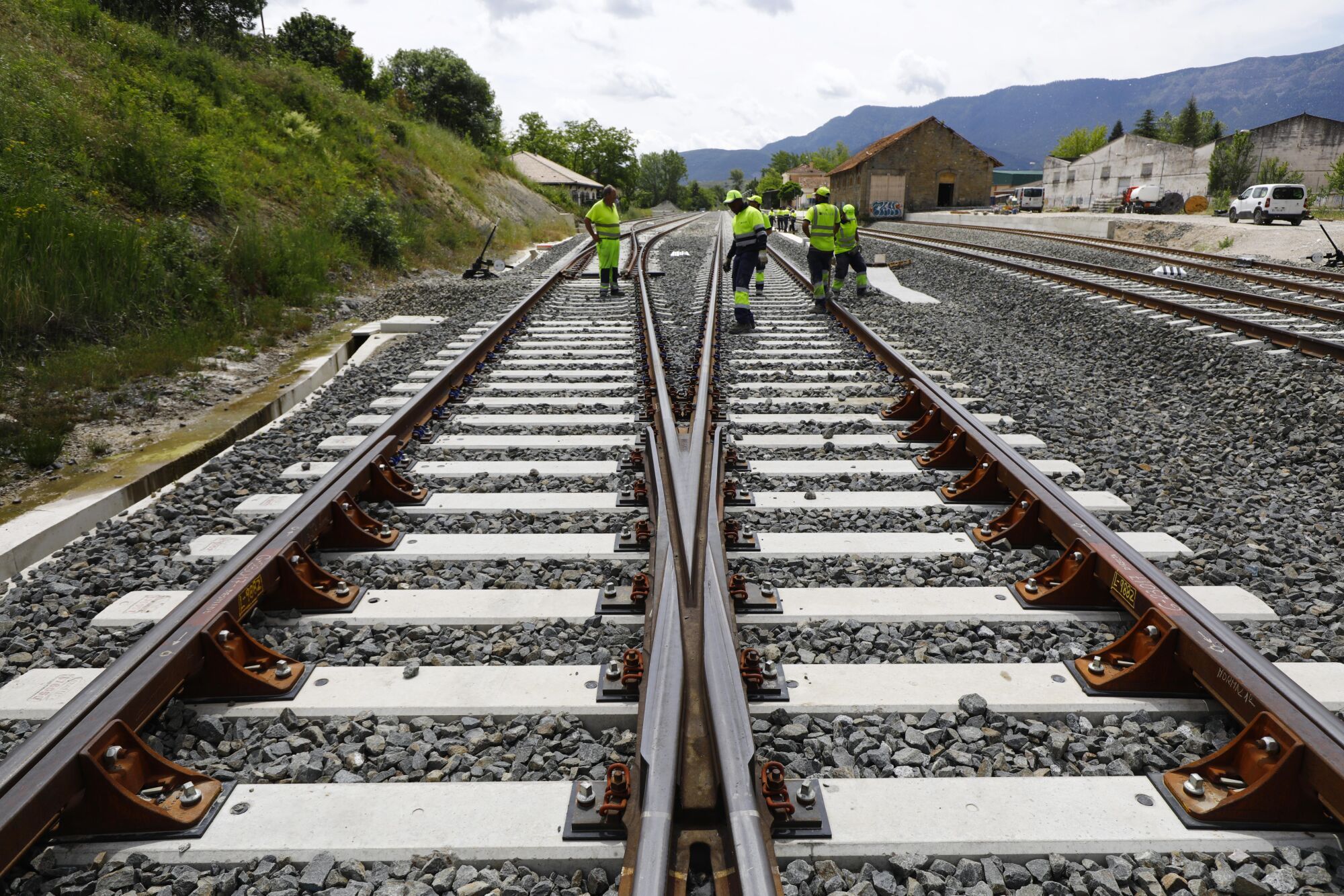 Últimos remates en las obras de la línea del Canfranero antes de su ansiada reapertura. 