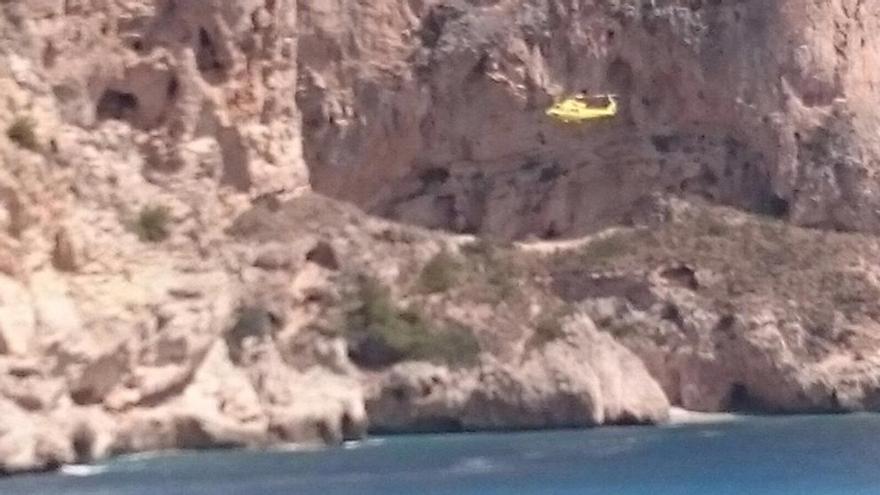 Imagen del helicóptero que ha rescatado al joven.