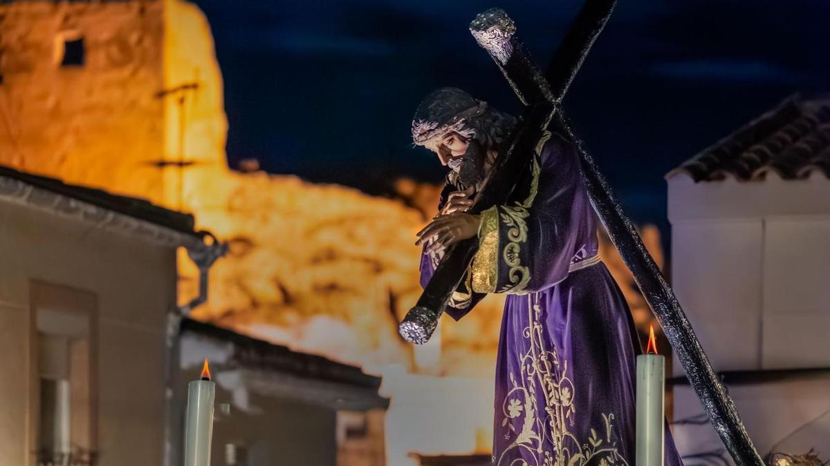 Imagen de Nuestro Padre Jesús Nazareno, con el castillo de Monóvar de fondo.