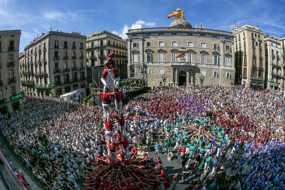 Mercè de altos vuelos. Los Castellers de Barcelona, el 24 de septiembre, en la plaza de Sant Jaume junto al resto de colles de la ciudad.