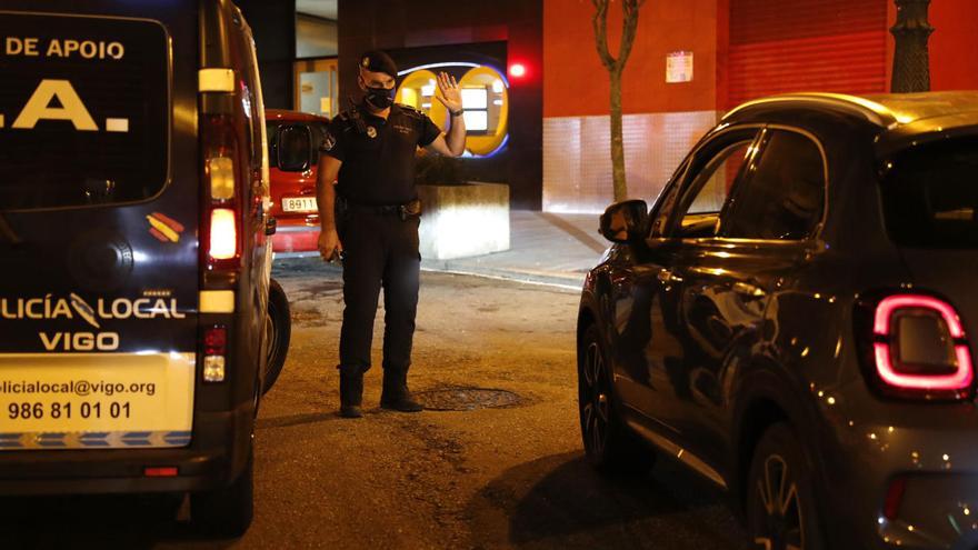 Un policía local, controlando el cumplimiento de las normas Covid. // José Lores