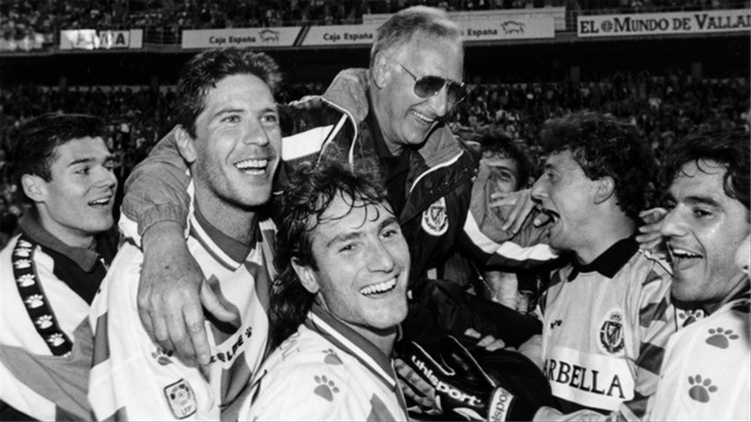Juan Carlos, César Sánchez y otros jugadores del Valladolid sacan a hombros a Cantatore en Zorilla.