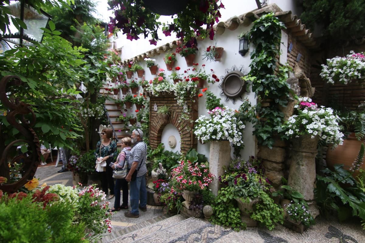 Paseando por los patios de San Pedro y Santiago