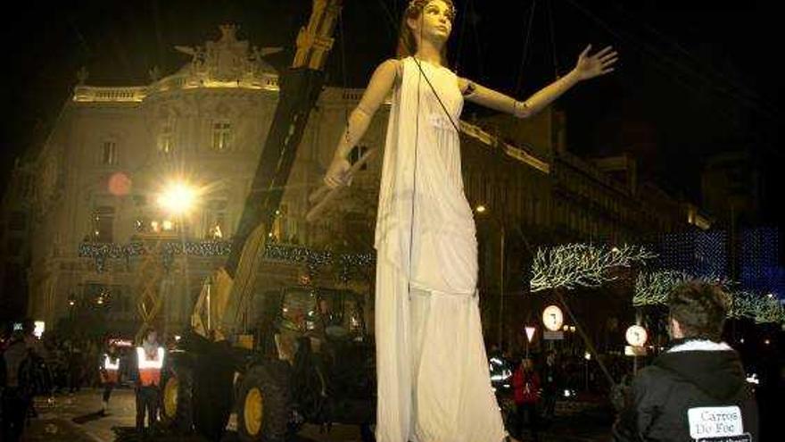 Euterpe, la gran marioneta de siete metros de altura protagonista del espectáculo.