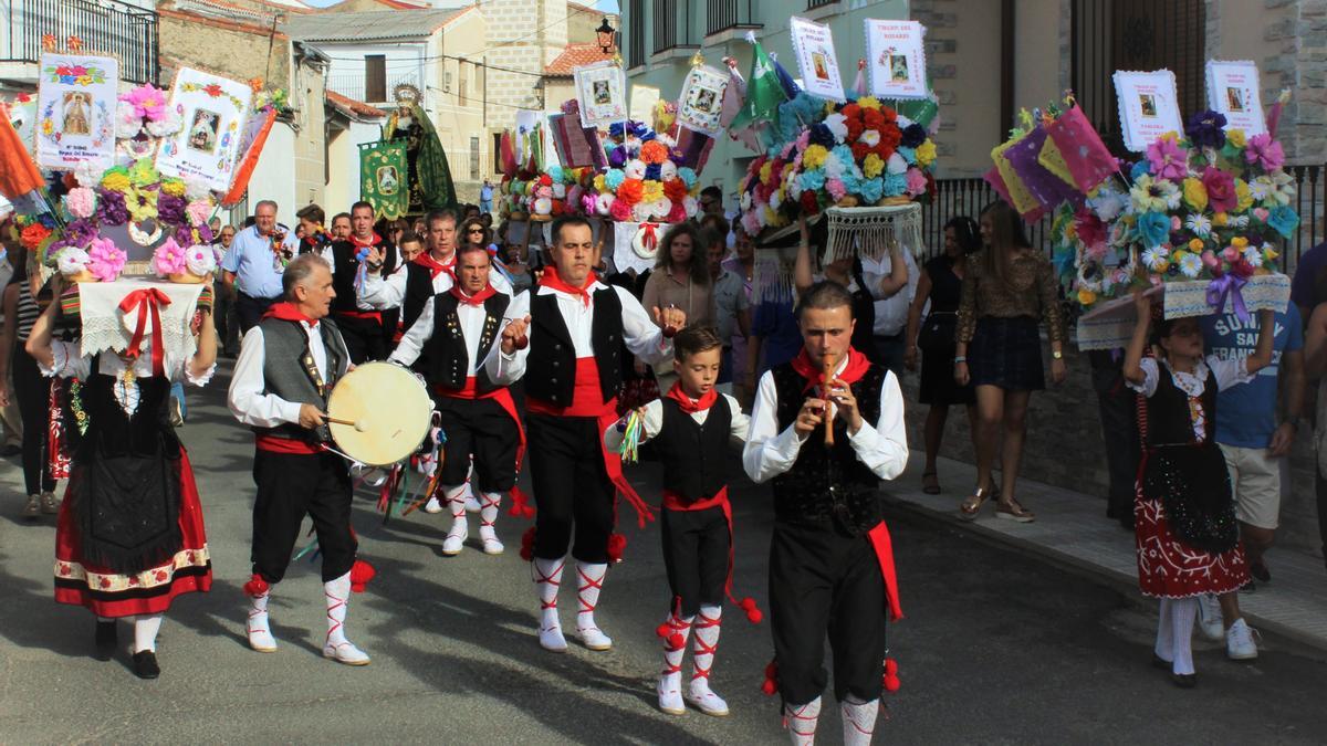 Desfile de  los Tableros en Valdefuentes. con la Virgen del Rosario al fondo.