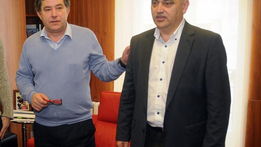 Agustín Fernández, portavoz del PSOE local; junto al alcalde Miguel Anxo Fernández Lores (BNG)