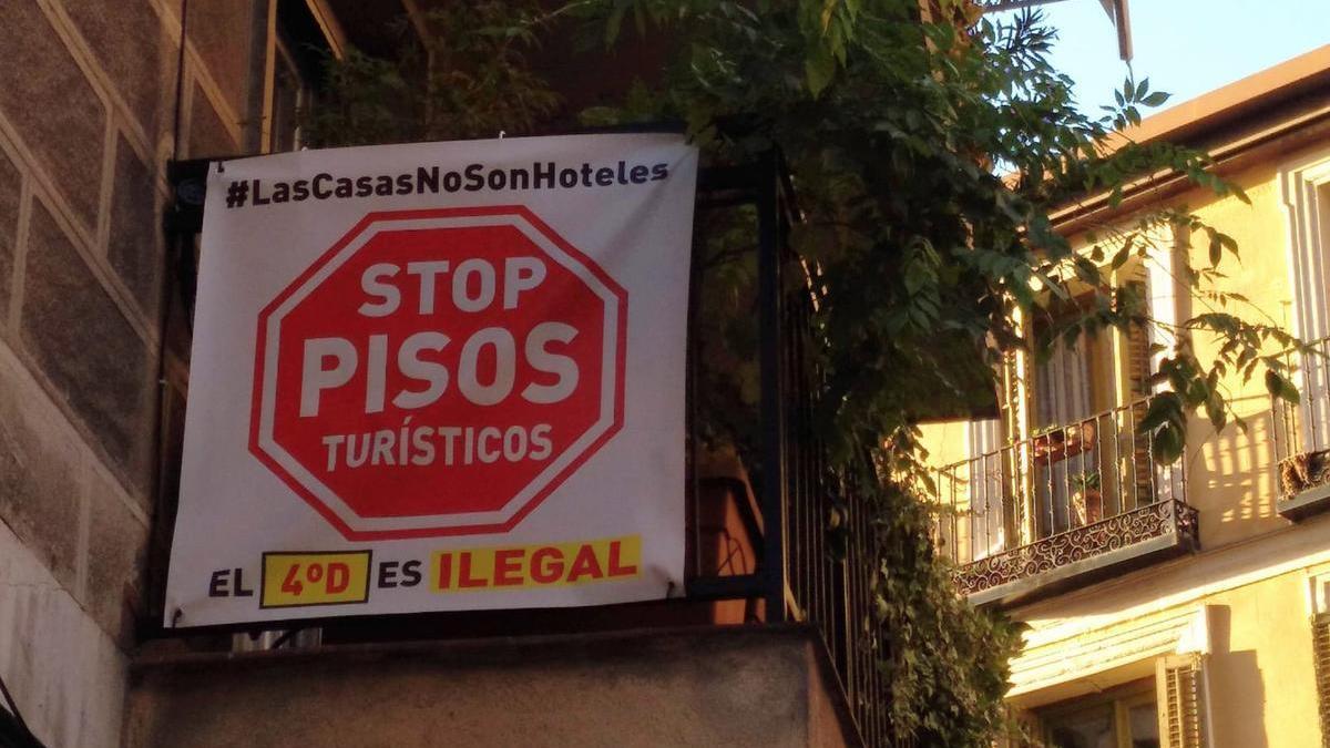 Cártel en una vivienda particular del centro de Madrid contra la presencia de pisos turísticos. /