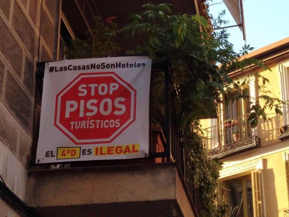 Cártel en una vivienda particular del centro de Madrid contra la presencia de pisos turísticos. /