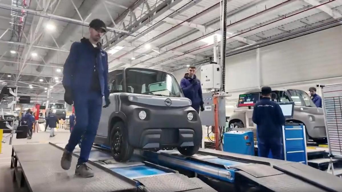 Taller de Stellantis Kénitra con los microcoches eléctricos