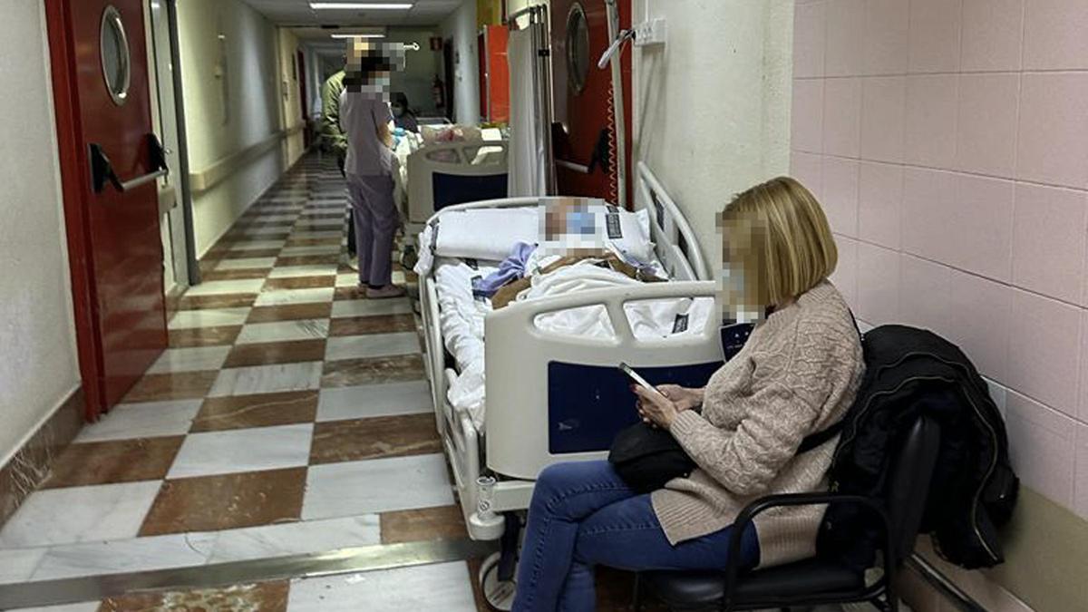 Camas en pasillos en el Hospital de Alicante esta semana