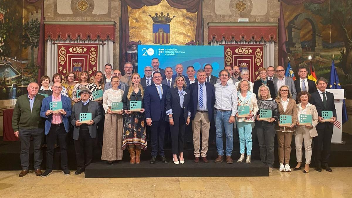 La foto de familia del acto por el 20 aniversario de la Fundación Hospital Provincial de Castellón.