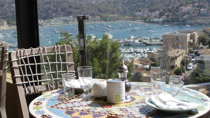 Terrassentisch in einer der geöffneten Unterkünfte: dem Bikini-Hotel hoch über Port de Sóller.