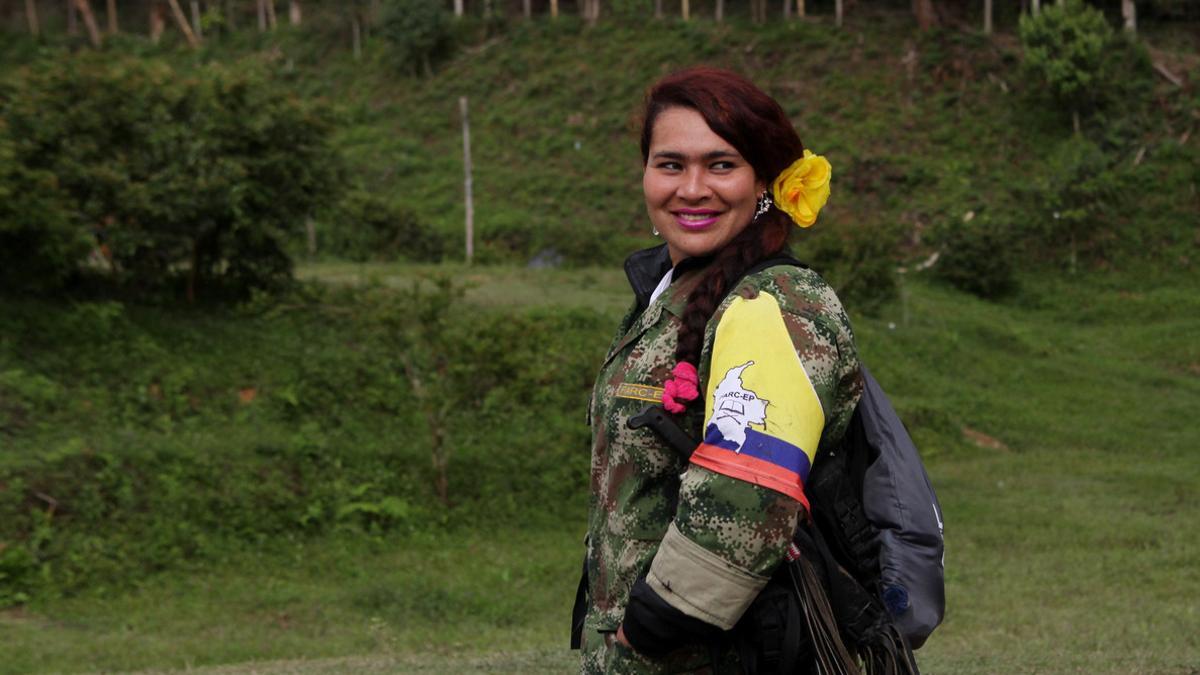 Una guerrillera de las FARC sonríe en el campamento del Bloque Alfonso Cano, en Cauca.