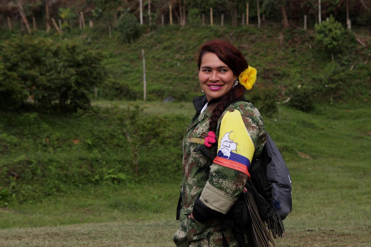 CORRIGE INFORMACIÓN BOG121. CAUCA (COLOMBIA), 24/12/2016.- Una guerrillera de las FARC hoy, sábado 24 de diciembre de 2016, en un campamento del Bloque Alfonso Cano en las montañas del Departamento del Cauca (Colombia). Tras 52 años de guerra esta es la última navidad de las Farc como grupo armado. EFE/Christian Escobar Mora