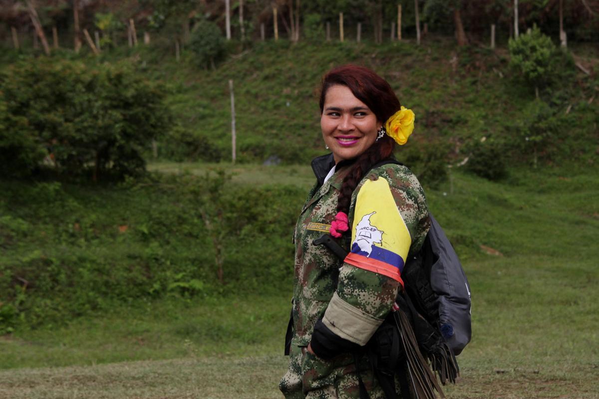 CORRIGE INFORMACIÓN BOG121. CAUCA (COLOMBIA), 24/12/2016.- Una guerrillera de las FARC hoy, sábado 24 de diciembre de 2016, en un campamento del Bloque Alfonso Cano en las montañas del Departamento del Cauca (Colombia). Tras 52 años de guerra esta es la última navidad de las Farc como grupo armado. EFE/Christian Escobar Mora