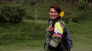  Una guerrillera de las FARC sonríe en el campamento del Bloque Alfonso Cano, en Cauca.