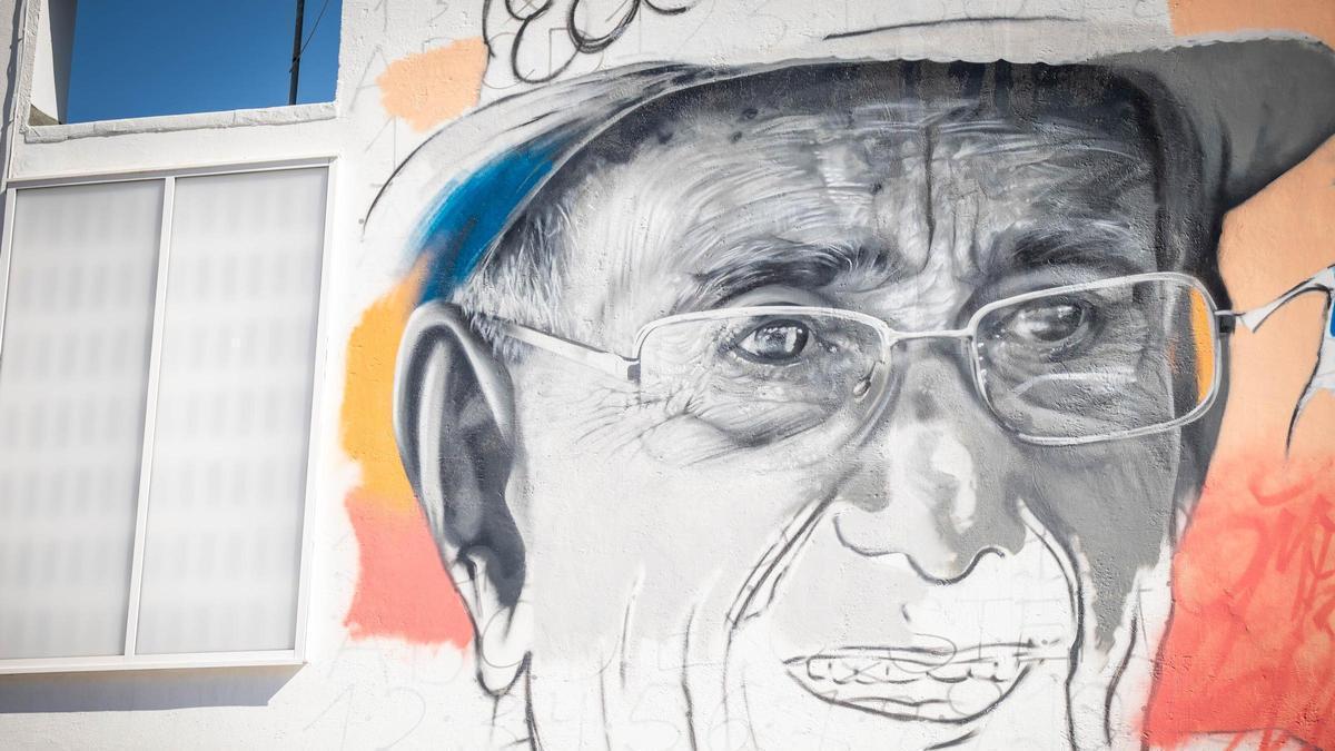 Fresco pintado en la fachada principal del mercado de La Salud, en honor a Esteban Reyes.