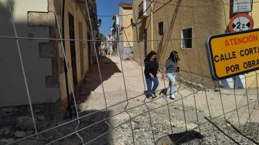 El calvario de vivir en una calle en obras en Teulada | A. P. F.