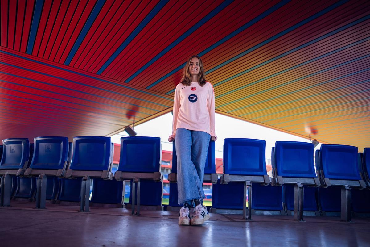 Barcelona, 18/11/2025. DEPORTES. Retratos de Irene Paredes, futbolista del FC Barcelona, durante una sesión fotográfica en las gradas del estadio Johan Cruyff, con motivo de una entrevista. Foto: Zowy Voeten / El Periódico.