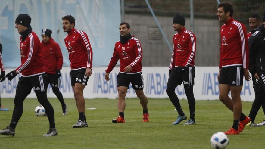 Wass, Orellana, Borja Fernández, Jonny, Bongonda, Borja Iglesias y Beauvue, en un entrenamiento. // Ricardo Grobas