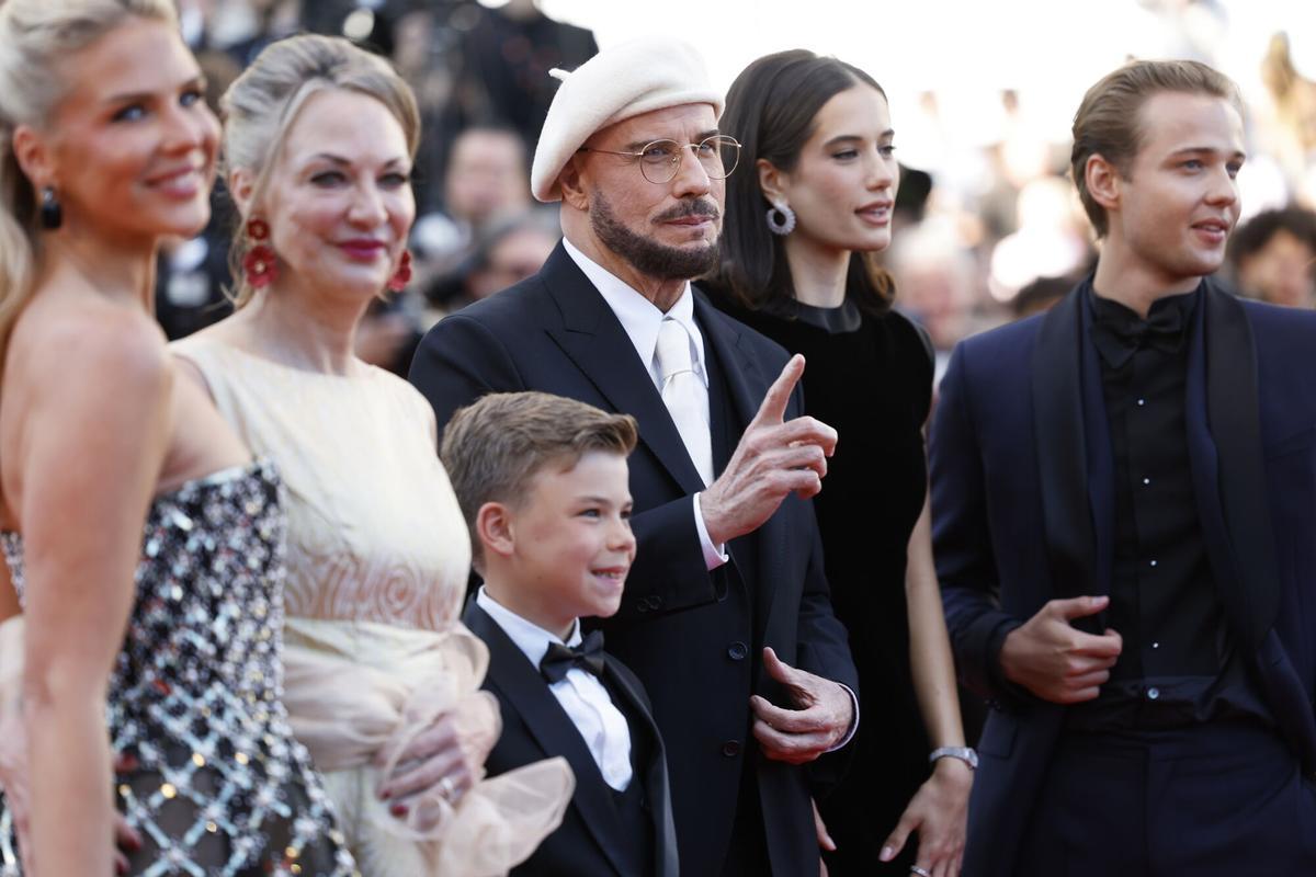De izq. a dcha. Olga Hoffmann, Kelly B. Eviston, Clark Shotwell, John Travolta, Ella Bleu Travolta y Edouard Philipponnat asisten al estreno de 'Karma' durante el 79º Festival de Cine de Cannes. EFE/EPA/SEBASTIEN NOGIER
