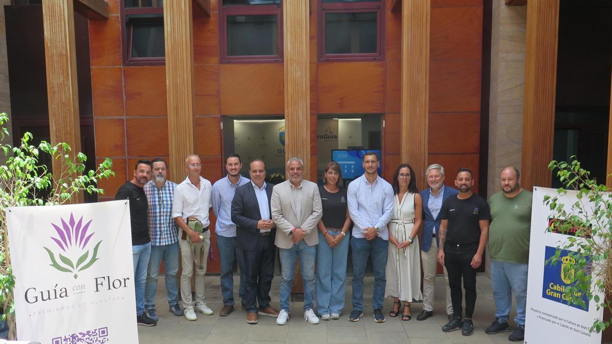 El alcalde de Guía, Alfredo Gonçalves Ferreira; el concejal de Desarrollo Local, José Manuel Santana; el coordinador insular de Desarrollo Económico, Industria, Comercio y Artesanía, Kevin Pérez; la presidenta de ProGuía, Yuridia Vega; el director del Departamento de Comercio y Formación de la Cámara de Comercio, Ramón Redondo y el representante de la consutora Ideamos Juntos, Yeray Gil; durante la presentación de la plataforma.