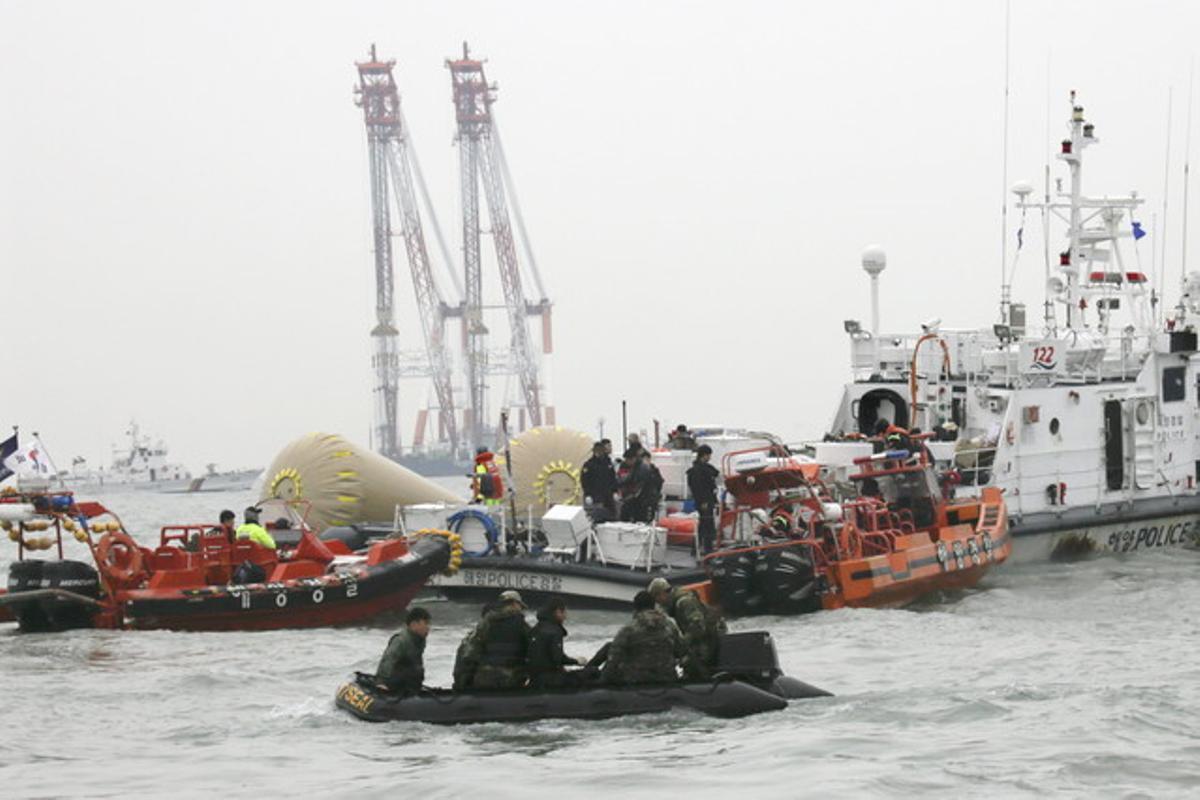 Els equips de rescat busquen supervivents del ’Sewol’, aquest dissabte.