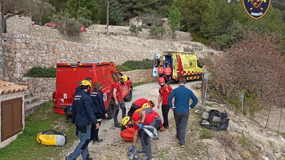 Equipos de los Bombers de Mallorca, durante un rescate en la Serra de Tramuntana, en una imagen de archivo.
