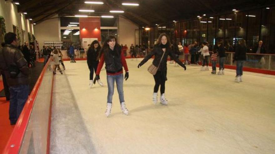 La pista de hielo fue una de las últimas actividades organizadas en la plaza de A Peixería.  // J. L. Oubiña