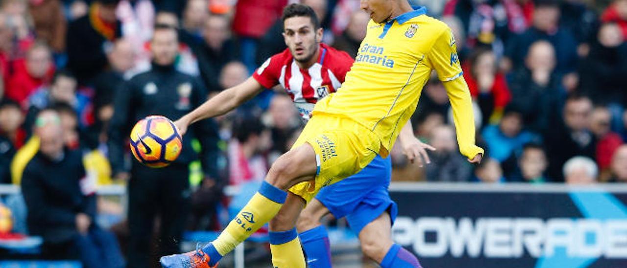 Vicente Gómez controla el balón ante Koke durante el Atlético-UD Las Palmas del 17 de diciembre.