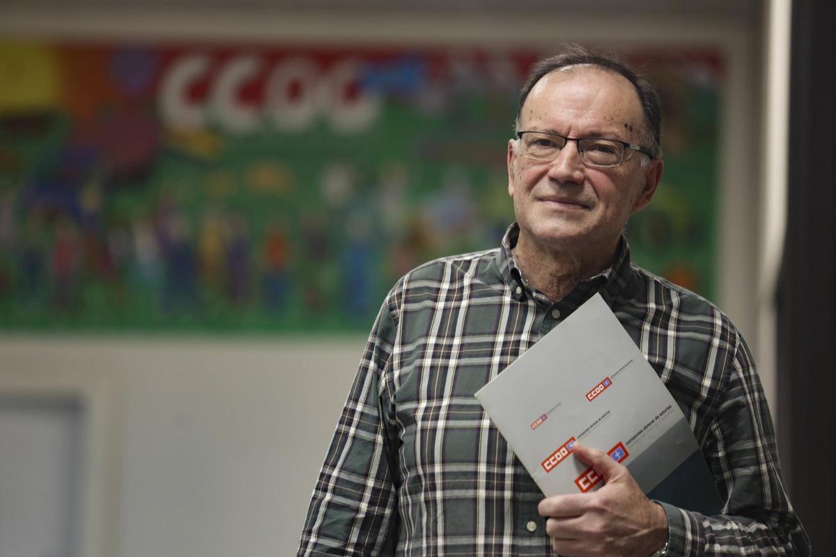 José Antonio Rodríguez, en la sede de la unión comarcal de CC OO de Oviedo.