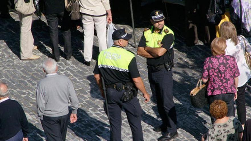 El cap de la Policia d&#039;Olot amb els braços creuats en un dia de mercat.