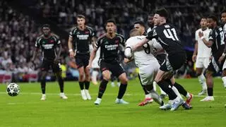 El 'miedo' de Mbappé a rematar de cabeza destapa las carencias del Madrid
