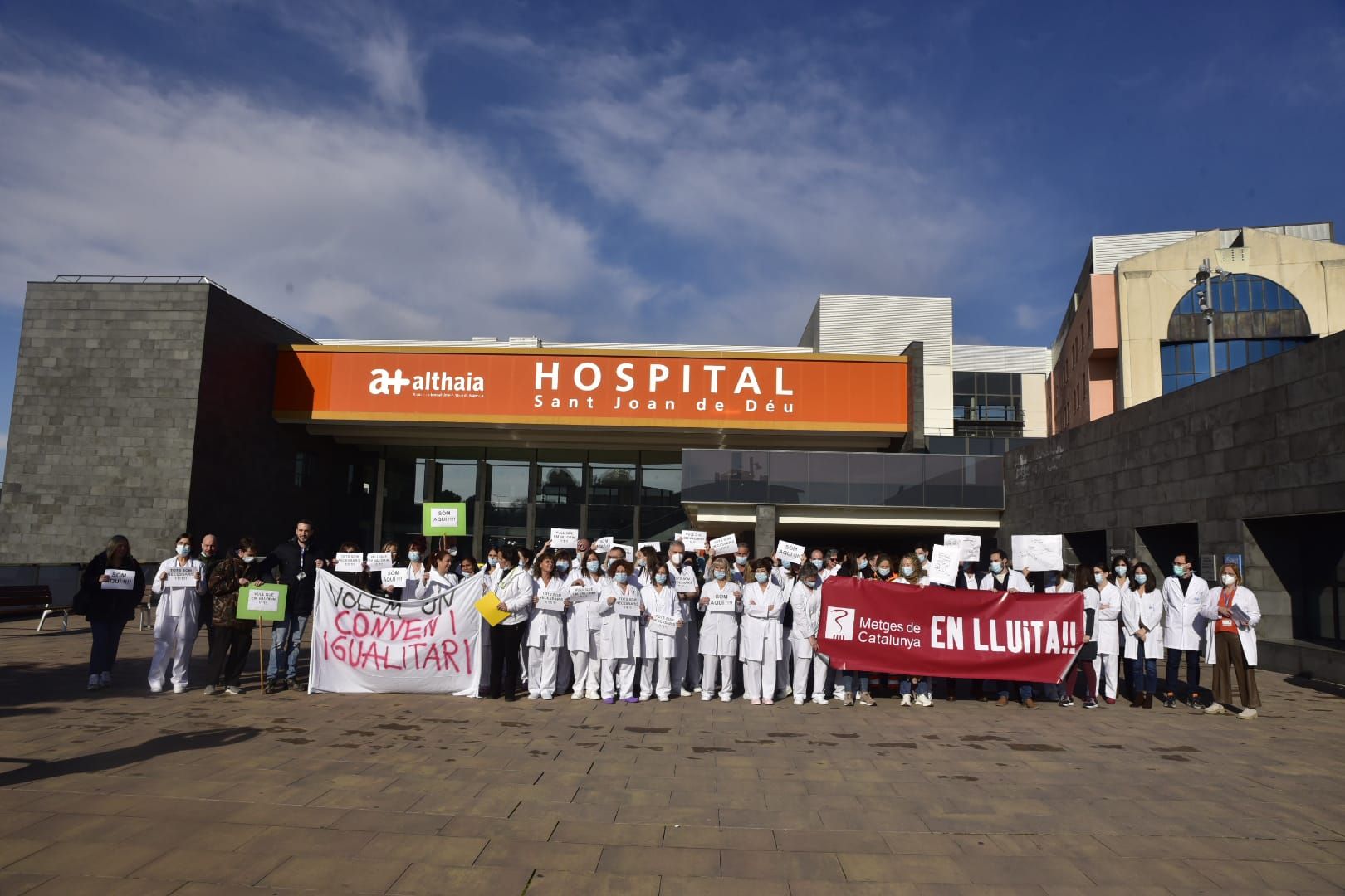 La concentració de sanitaris a l'hospital Sant Joan de Déu de Manresa, en imatges