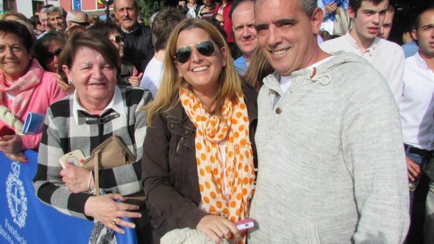 Por la izquierda, Marta Pérez, Elena Díaz y Benjamín Borbón, ayer, en Colombres.