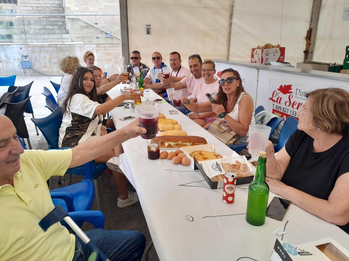 Un grupo de amigos y familiares, brindando en la carpa de la fiesta durante la jira.