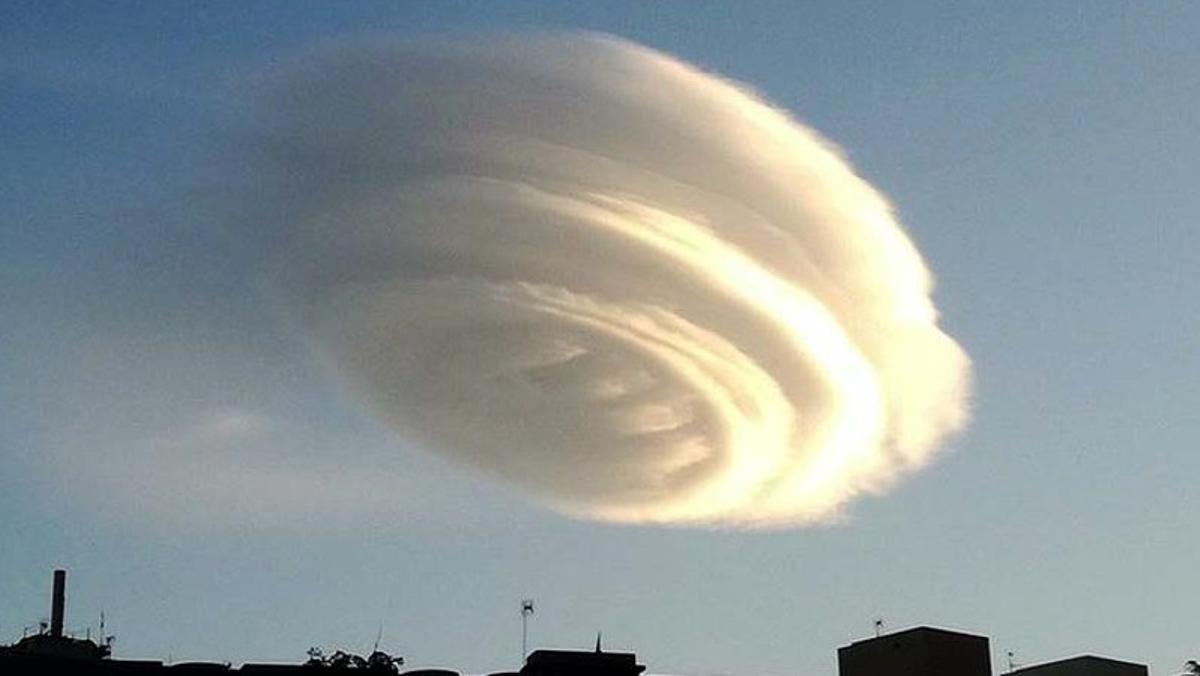 Una nube en forma de ovni sobrevuela Santa Cruz de Tenerife.