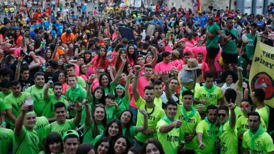 Los jóvenes se divierten durante una de las jornadas de San Pedro en la Plaza Mayor.