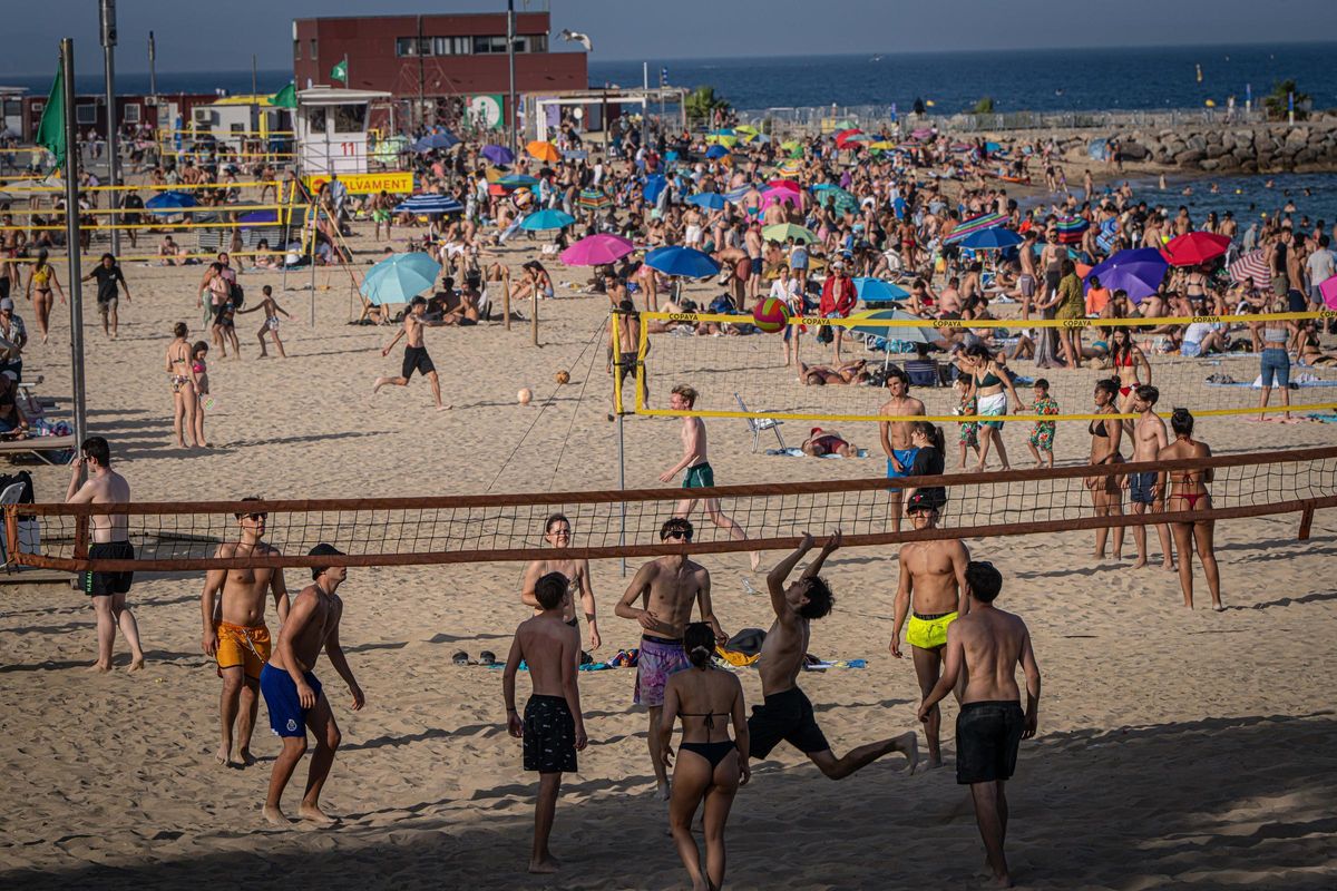 Barcelona recupera el ritmo normal en sus playas después de la verbena de Sant Joan