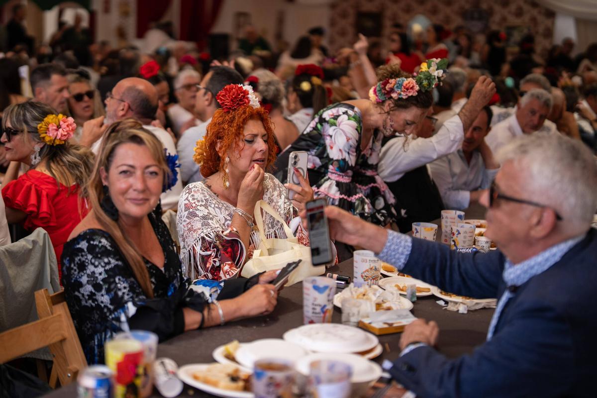 Ambiente en la Feria de Abril de Barcelona, en el recinto del Fòrum, durante la jornada del Primero de Mayo. El evento encara este viernes su último fin de semana de actividad antes de la clausura. Ambiente en la Feria de Abril de Barcelona, en el recinto del Fòrum, durante la jornada del Primero de Mayo. El evento encara este viernes su último fin de semana de actividad antes de la clausura.
