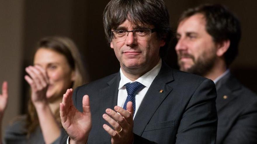 Puigdemont, acompanyat de membres del seu govern.