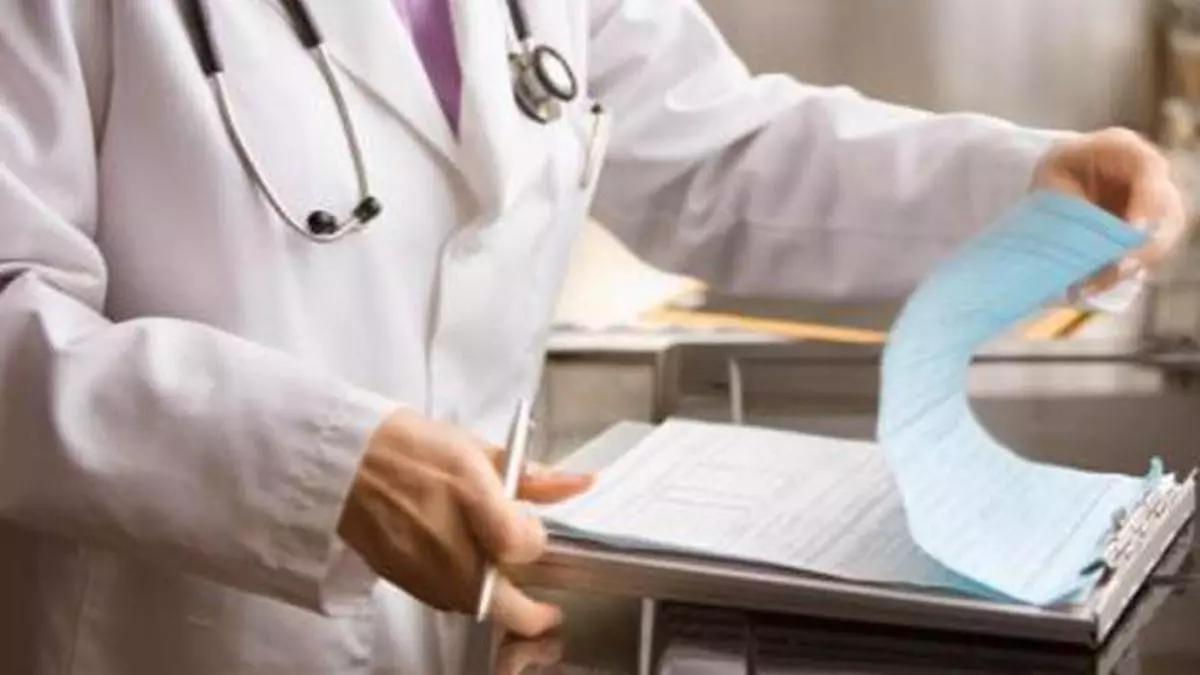 Un médico consulta un informe.
