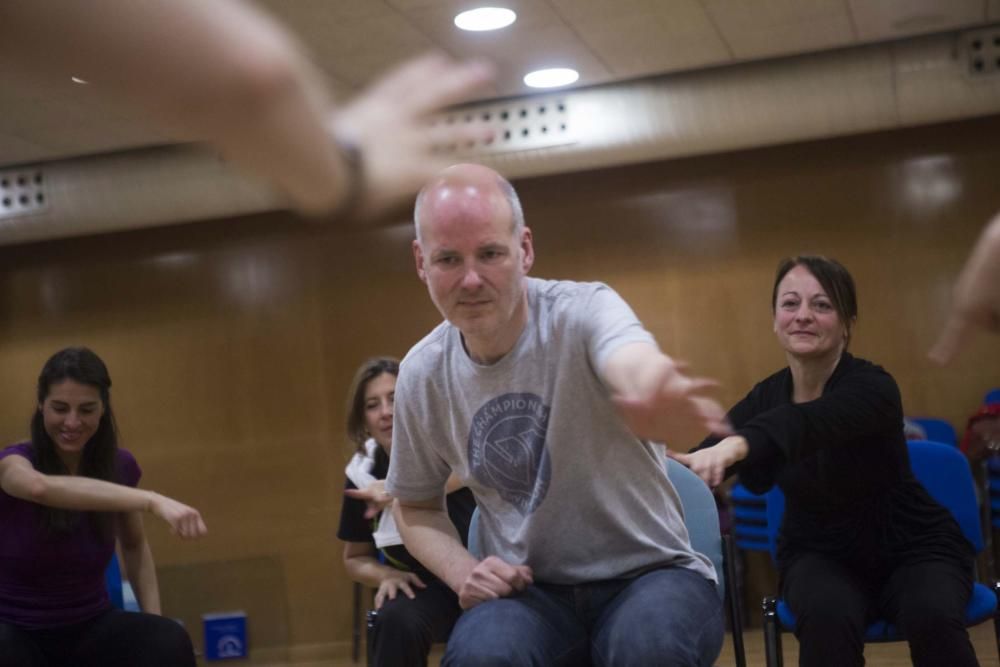 Bailarines de la compañía neoyorquina de Mark Morris imparten una clase en Oviedo para mejorar el equilibrio y la flexibilidad de enfermos con temblores