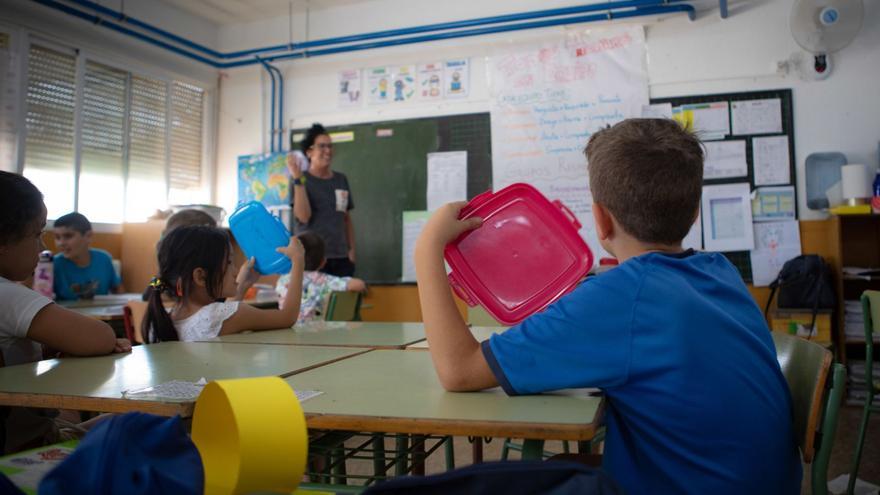 El calor vuelve a pillar a muchos colegios sin aire en las clases ni sombra en el patio